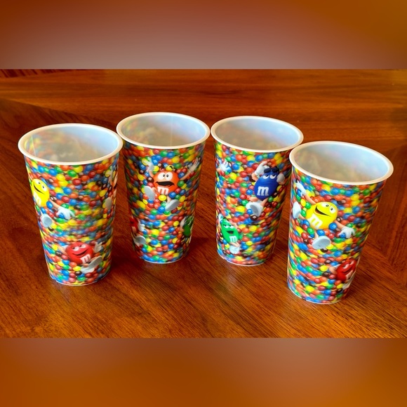M & M 3D Holographic Licensed 2010 16 Oz. Plastic Cups - Set of 4 - EUC - Picture 4 of 7